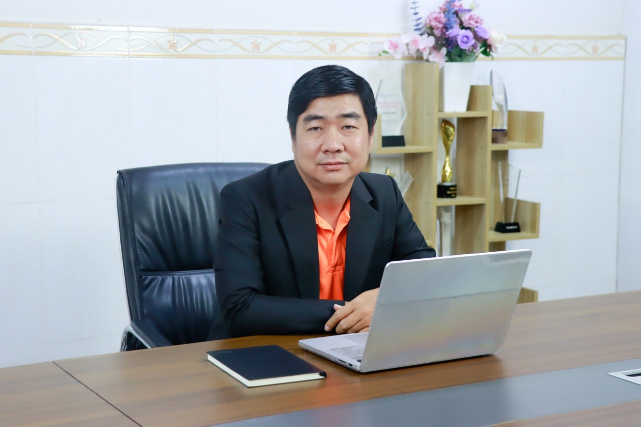 លោក ហ៊ុយ គឹមហ៊ាង